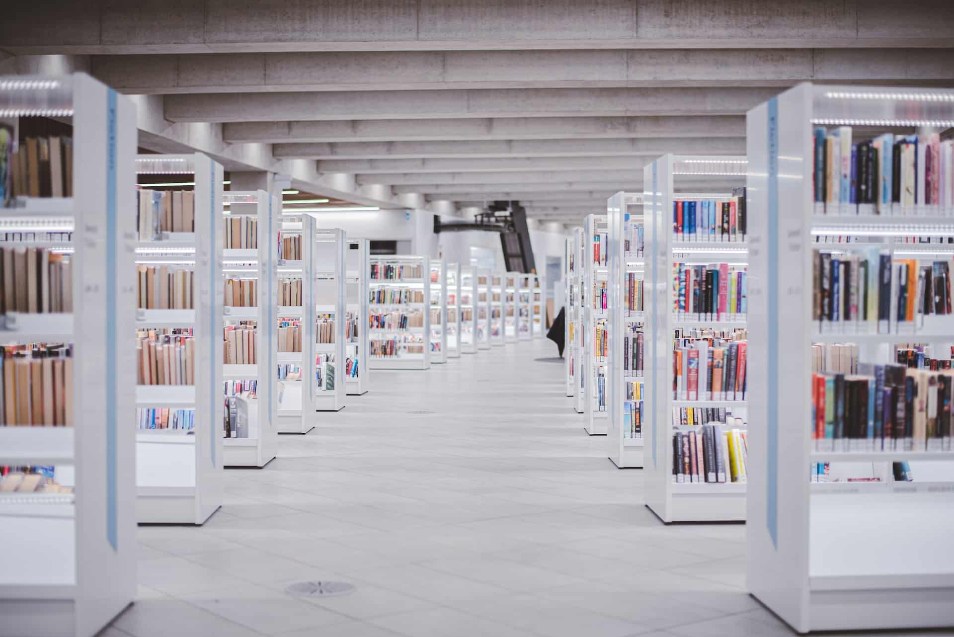 Biblioteca com estantes contendo livros